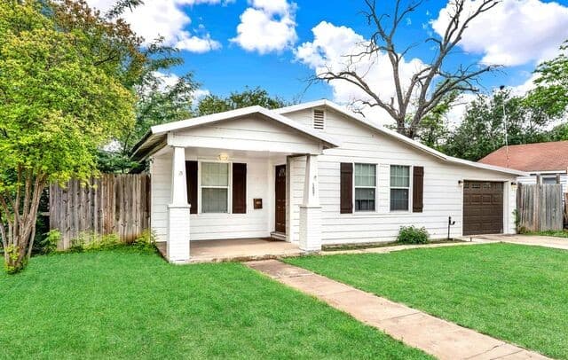 3-bedroom rental at 1607 14th St in Hondo, TX — photo 1