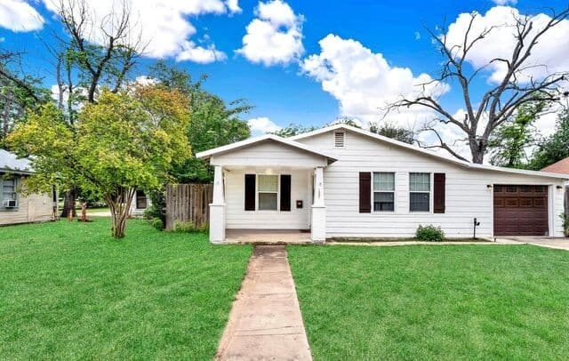 3-bedroom rental at 1607 14th St in Hondo, TX — photo 2