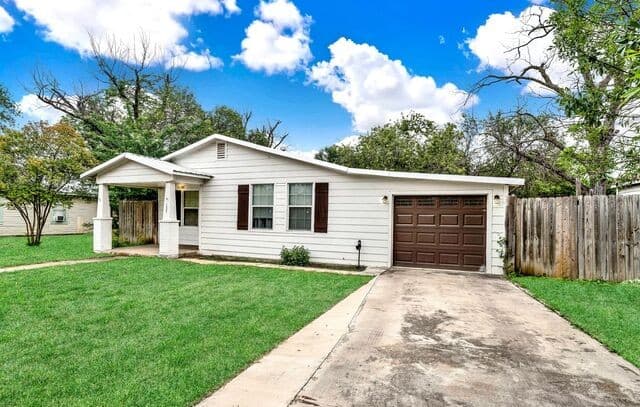 3-bedroom rental at 1607 14th St in Hondo, TX — photo 3
