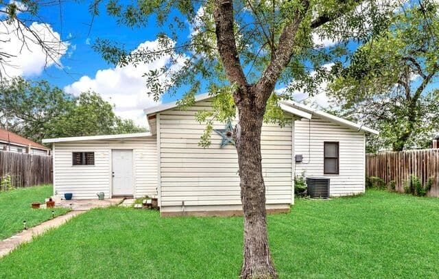 3-bedroom rental at 1607 14th St in Hondo, TX — photo 4