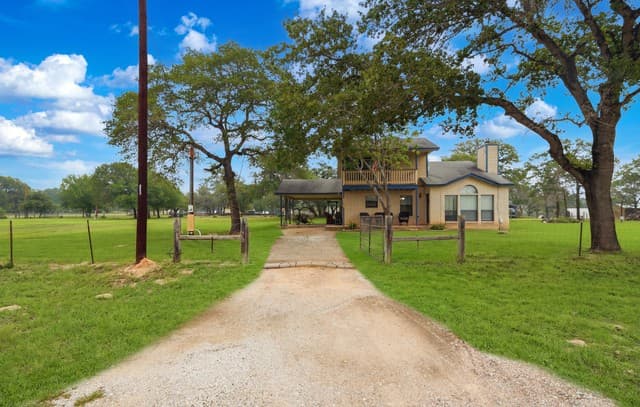 3-bedroom rental at 1002 Eagle Crest Dr in Floresville, TX — photo 4