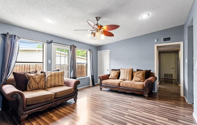 3-bedroom rental at 114 Birchwood Dr in San Antonio, TX — photo 2