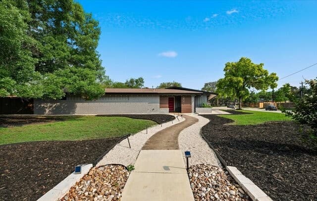 4-bedroom rental at 200 Carolwood Dr in Castle Hills, TX — photo 2
