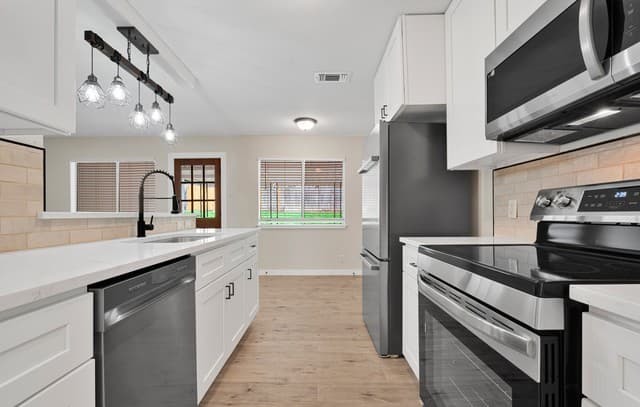 3-bedroom rental at 7022 Forest Meadow St in San Antonio, TX — photo 2