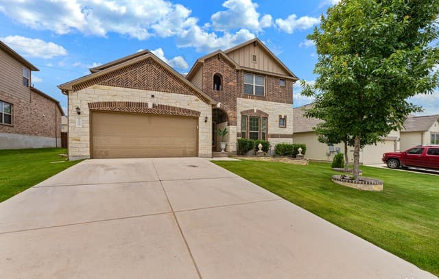 5-bedroom rental at 3121 Half Moon Dr in Schertz, TX — photo 2