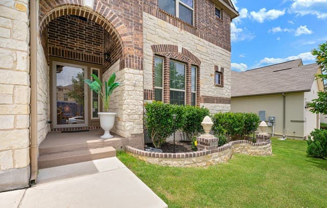 5-bedroom rental at 3121 Half Moon Dr in Schertz, TX — photo 4