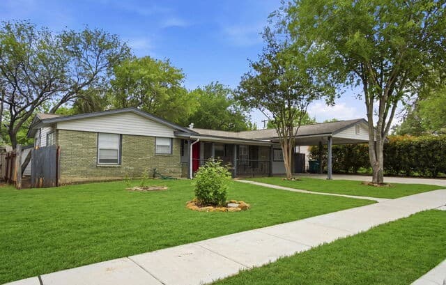 3-bedroom rental at 466 Sandalwood in San Antonio, TX — photo 3