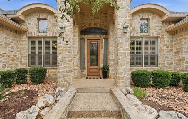 5-bedroom rental at 815 Fawnway in San Antonio, TX — photo 3