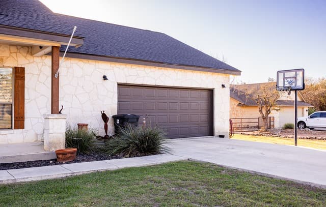 3-bedroom rental at 803 River Ranch Dr in Bandera, TX — photo 4
