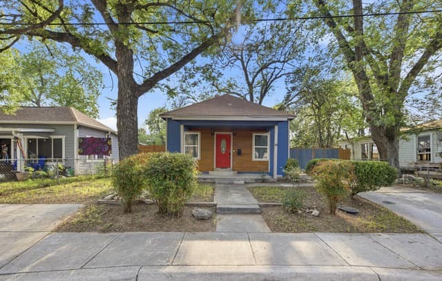4-bedroom rental at 321 Regent in San Antonio, TX — photo 2