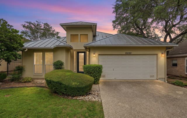 3-bedroom rental at 19122 E Birdsong in San Antonio, TX — photo 1