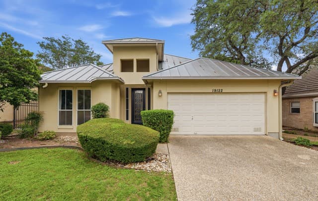 3-bedroom rental at 19122 E Birdsong in San Antonio, TX — photo 2