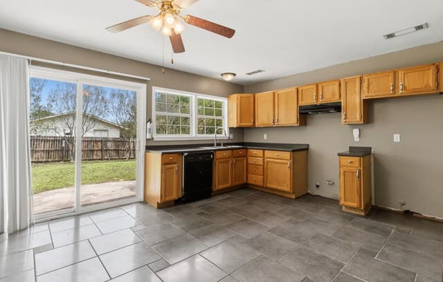 3-bedroom rental at 9703 Boonsboro Dr in San Antonio, TX — photo 4