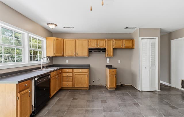 3-bedroom rental at 9703 Boonsboro Dr in San Antonio, TX — photo 5