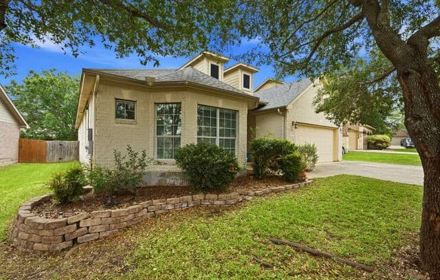 5-bedroom rental at 305 Hilton Dr in Cibolo, TX — photo 3
