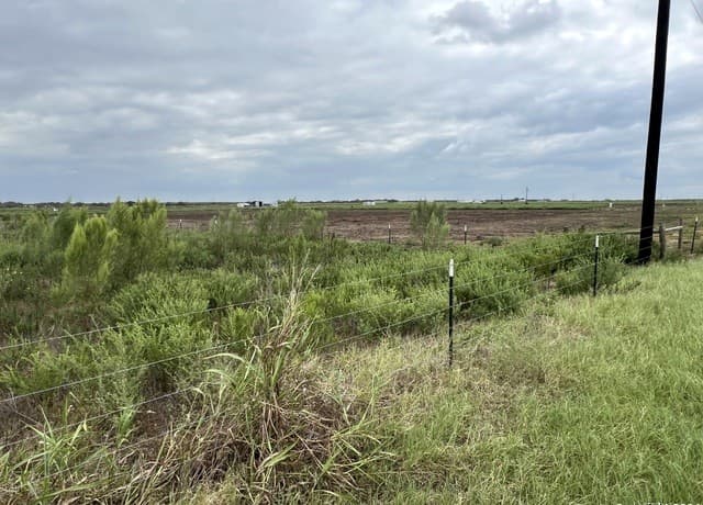 rental at 5155 St Hwy 97W in Floresville, TX — photo 1