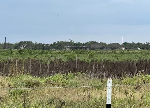 rental at 5155 St Hwy 97W in Floresville, TX — photo 2