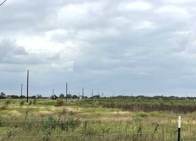 rental at 5155 St Hwy 97W in Floresville, TX — photo 3