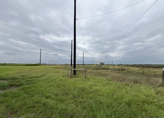 rental at 5155 St Hwy 97W in Floresville, TX — photo 4