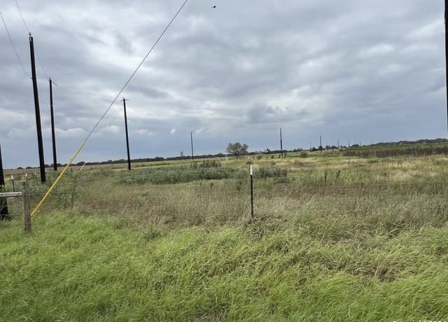 rental at 5155 St Hwy 97W in Floresville, TX — photo 5