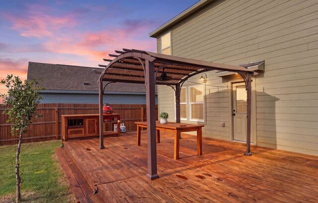 4-bedroom rental at 124 Maverick Cove in Pleasanton, TX — photo 3