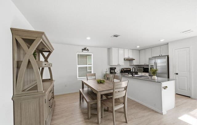 4-bedroom rental at 124 Maverick Cove in Pleasanton, TX — photo 5