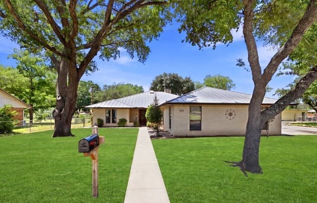 3-bedroom rental at 901 Gentilz in Castroville, TX — photo 2