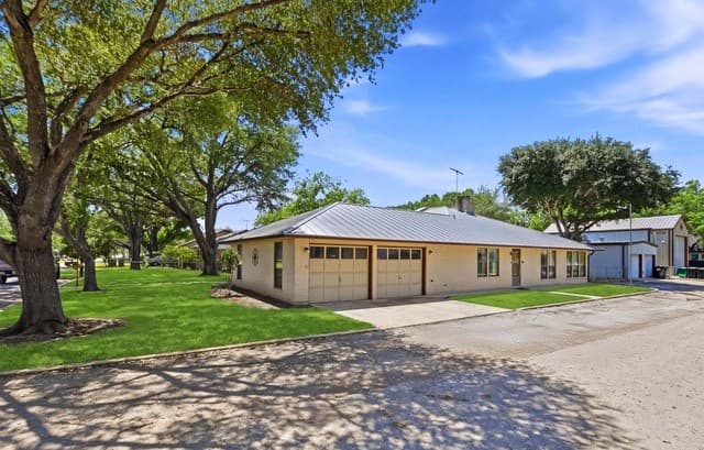 3-bedroom rental at 901 Gentilz in Castroville, TX — photo 4