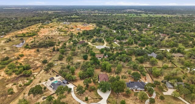 4-bedroom rental at 306 County Road 6876 in Natalia, TX — photo 2