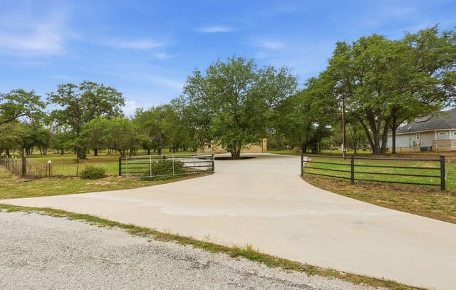 4-bedroom rental at 306 County Road 6876 in Natalia, TX — photo 3