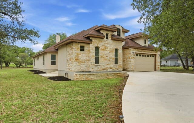 4-bedroom rental at 306 County Road 6876 in Natalia, TX — photo 4
