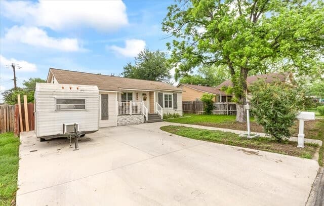 3-bedroom rental at 115 N Conway in San Antonio, TX — photo 2