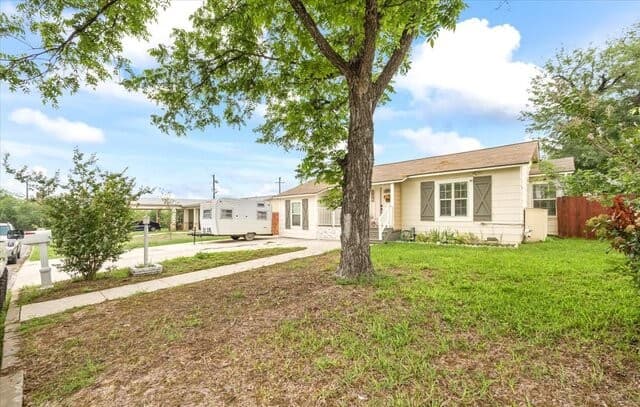 3-bedroom rental at 115 N Conway in San Antonio, TX — photo 3