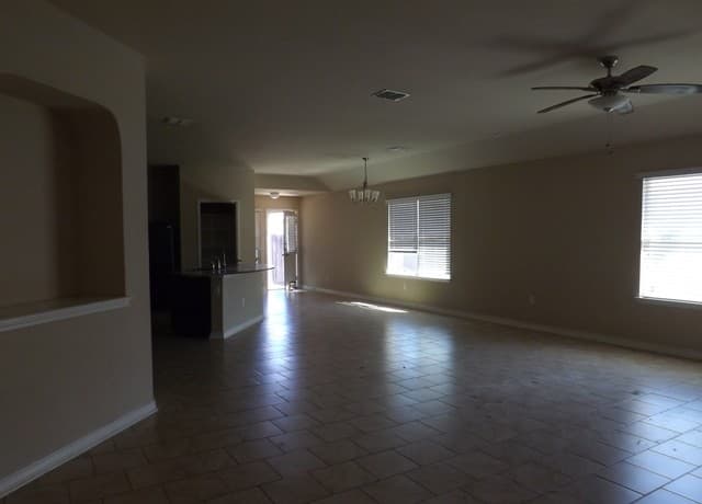 4-bedroom rental at 5519 Toledo Farm in San Antonio, TX — photo 3