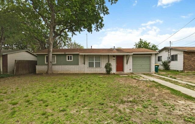 3-bedroom rental at 322 W Aviation Blvd in Universal City, TX — photo 1