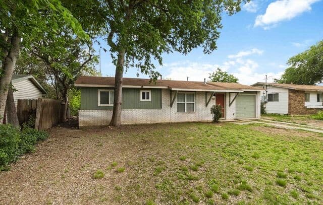 3-bedroom rental at 322 W Aviation Blvd in Universal City, TX — photo 2