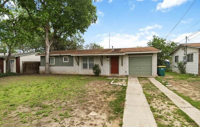 3-bedroom rental at 322 W Aviation Blvd in Universal City, TX — photo 3