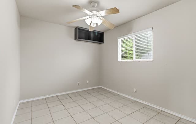 3-bedroom rental at 322 W Aviation Blvd in Universal City, TX — photo 5