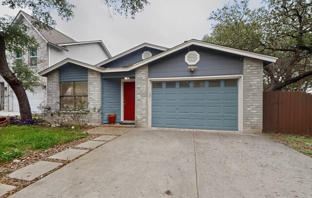3-bedroom rental at 12910 Hunters Moon in San Antonio, TX — photo 2