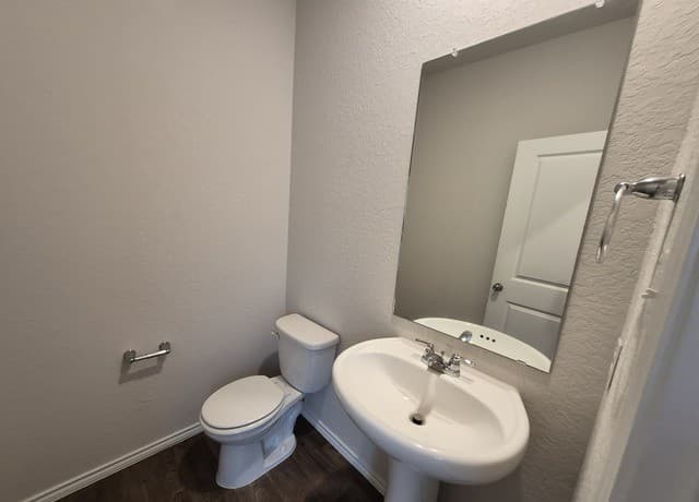 3-bedroom rental at 465 Middle Green Loop in Floresville, TX — photo 5