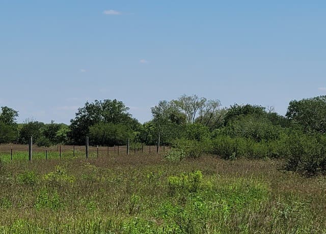 rental at 277 Joy Ln in Pleasanton, TX — photo 4