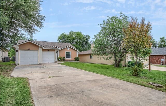 3-bedroom rental at 4010 Stahl Rd in San Antonio, TX — photo 2