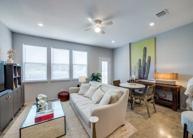 rental at 6918 Crestway Rd in San Antonio, TX — photo 3