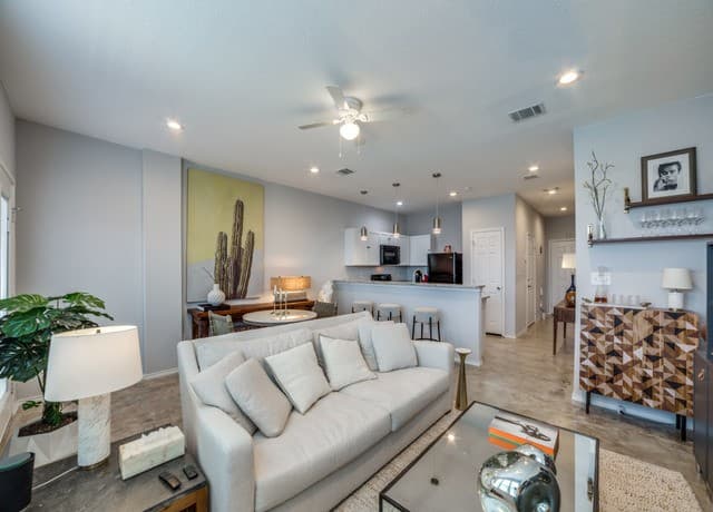 rental at 6918 Crestway Rd in San Antonio, TX — photo 4