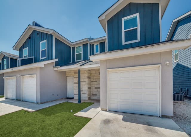 rental at 6906 Crestway Rd in San Antonio, TX — photo 1