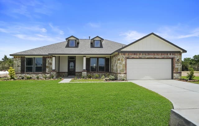 5-bedroom rental at 1603 Vista View Drive in Pleasanton, TX — photo 1