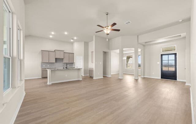 5-bedroom rental at 1603 Vista View Drive in Pleasanton, TX — photo 4