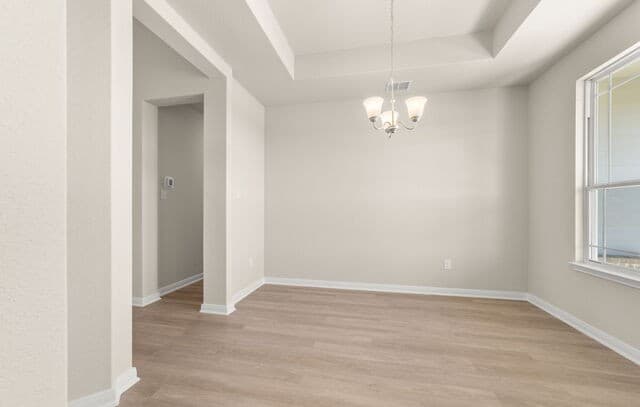 5-bedroom rental at 1603 Vista View Drive in Pleasanton, TX — photo 5