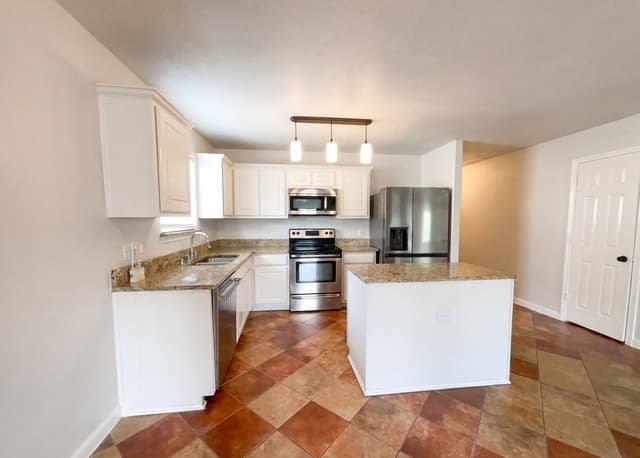 3-bedroom rental at 5839 Blonde Cyn in San Antonio, TX — photo 2