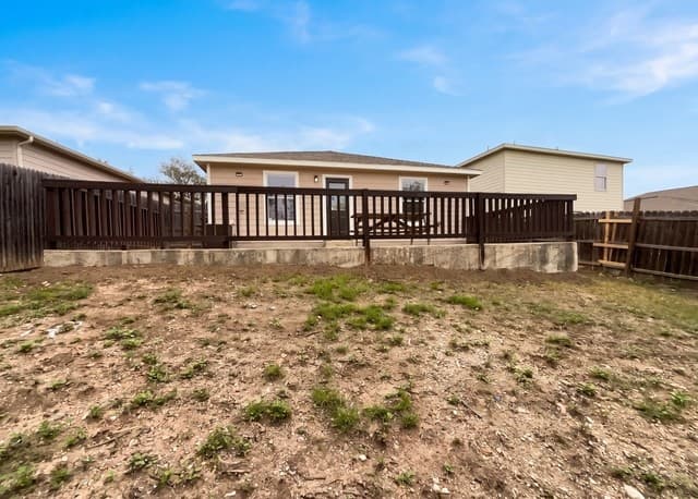 3-bedroom rental at 5839 Blonde Cyn in San Antonio, TX — photo 5